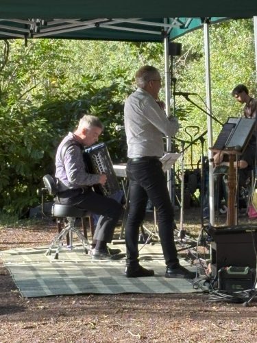 Neil Varley (Accordion); Charles Mutter (Violin)